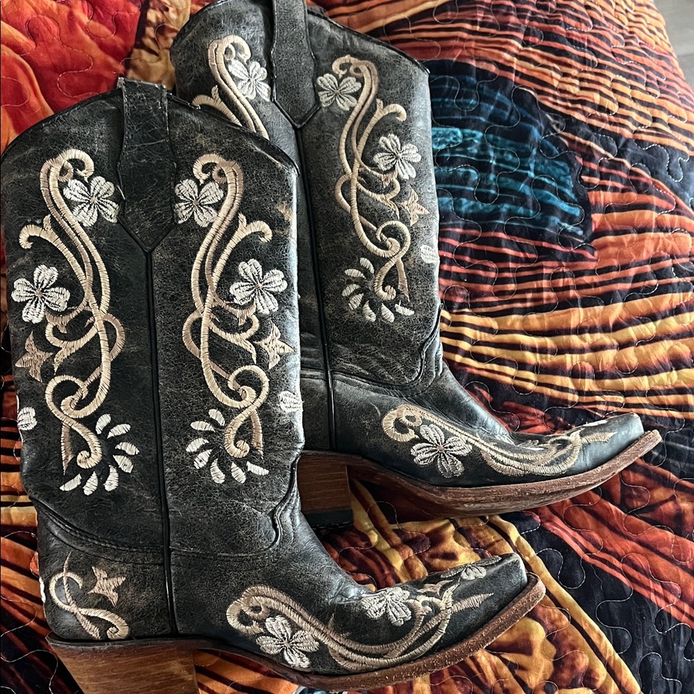 Circle G Black and Brown Embroidered Heeled Boots never worn.